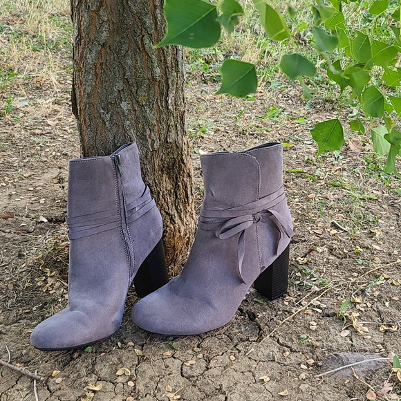 Grey Bow Booties - Picture 2 of 5